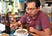 En el restaurante Pedro y Pablo, Patricio Villagómez come un cebiche de camarón y concha.<br>Foto: Julio Estrella / LÍDERES