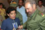 El astro del fútbol argentino Diego Armando Maradona  habla con el entonces presidente cubano Fidel Castro antes del programa de grabación de TV de Maradona La Noche del 10 en La Habana, en 2010. AFP