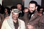 Una imagen  sin fecha de los archivos de la oficina de prensa de la Autoridad Palestina, muestra al líder palestino Yasser Arafat con Fidel Castro. AFP