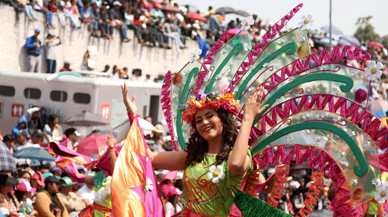 Desfile de Carnaval en Ambato. Fotos: EL COMERCIO