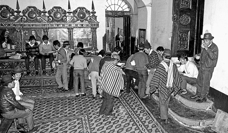 28 de mayo 1990, el movimiento indígena llega caminando a la ciudad de Quito y hace una toma simbólica de la iglesia de Santo Domingo