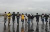 Los manifestantes impiden que la avioneta ocupada por Lucio Gutiérrez despegue de la Base Aérea Mariscal Sucre, por la presión ciudadana.
