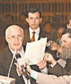 Ramiro Rivera, del partido Democracia Popular, presenta una resolución con la cual se destituye al Presidente por 'abandono de cargo'.