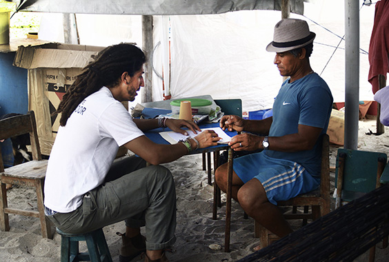Juan Sebastián Guerrero y Octavio Valencia, presidente de Puerto Cabuyal, planifican los talleres de identidad comunitaria. Foto: Juan Francisco Proaño / Comparte Ecuador