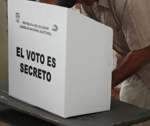 Ciudadanos votando