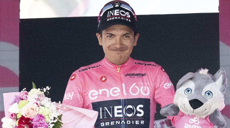 La 'Locomotora del Carchi' el 21 de mayo del 2022, cuando se puso por primera vez la maglia rosa de líder. Ese peluche se lo entregó a su hija Sofía. La familia del ecuatoriano lo acompaña en Italia. Foto: EFE