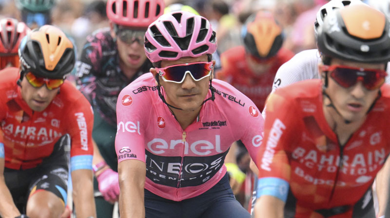 'Richie' con su camiseta de líder del Giro de Italia en la etapa 18, el 26 de mayo del 2022, a falta de tres jornadas para el final de la carrera. Foto: EFE