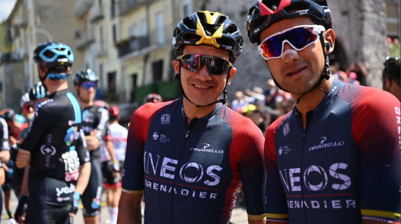Richard Carapaz con su compañero del equipo Ineos, el 'Lagarto' Jhonatan Narvaéz, en el Giro de Italia 2022. Foto: Twitter @giroditalia