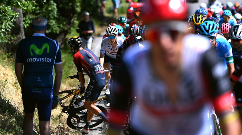 'Richard Carapaz se levanta después de una de sus caídas en el Giro de Italia 2022. Por fortuna, el ecuatoriano no sufrió mayores complicaciones. Foto: Twitter  @INEOSGrenadiers