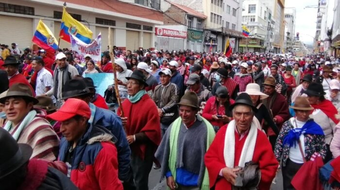 Integrantes de las comunidades indígenas de Tungurahua marcharon por las calles de Ambato este viernes. Llegaron hasta el edificio de la Gobernación. Foto: Modesto Moreta / El Comercio