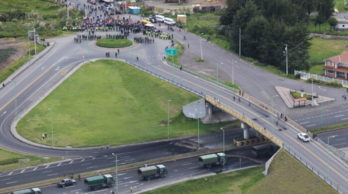 La Fuerza Pública realizó un sobrevuelo por varios sitios de la ciudad de Quito para evidenciar los cierres viales por los manifestantes. Julio Estrella / EL COMERCIO
