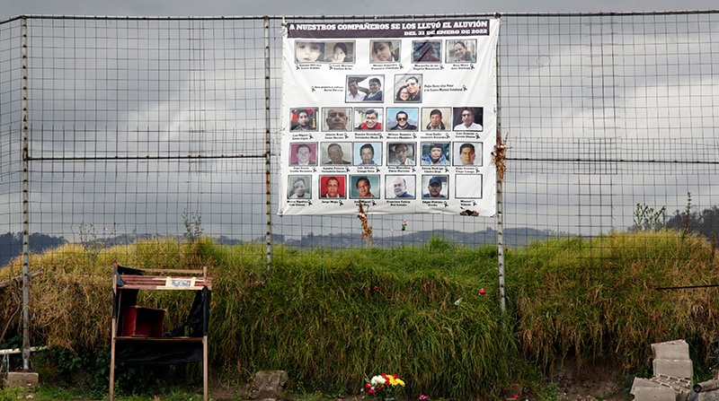 Los amantes de este deporte lo practicaban la tarde del 31 de enero del 2022. Pero un aluvión nunca antes registrado en Quito provocó la muerte de 28 personas. En su mayoría, las víctimas mortales fueron quienes se encontraban en la cancha de ecuavóley. Ahora una pancarta con sus nombres resguarda el predio. Foto: Patricio Terán / EL COMERCIO