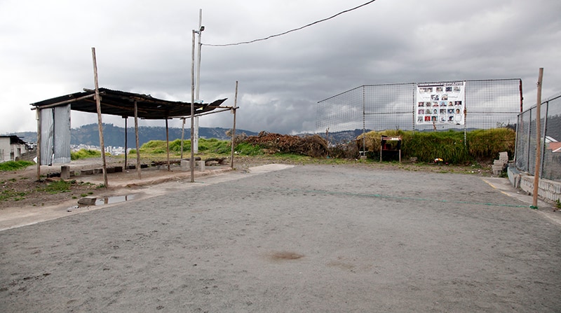 El aluvión arrasó con todo. De los graderíos de piedra de la cancha no queda ni un rastro. En su lugar se levanta una endeble estructura con tablas y latas. Foto: Patricio Terán / EL COMERCIO