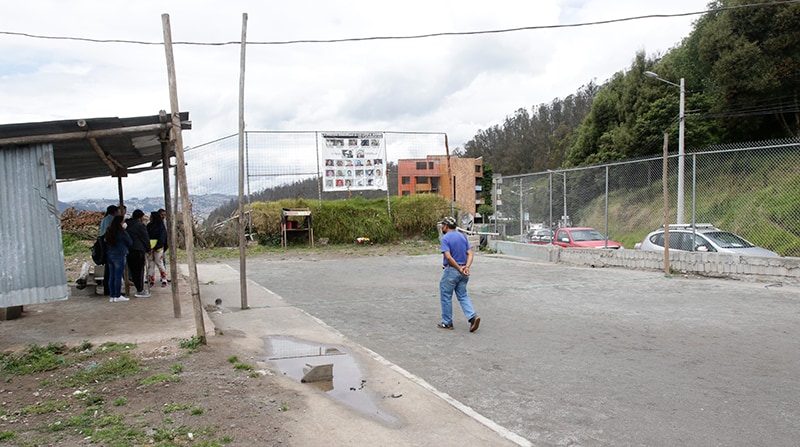 Los vecinos de La Comuna se organizaron para reconstruir esta cancha que, según dicen, es una tradición dentro del barrio que ha pasado de generación en generación. Foto: Carlos Noriega / EL COMERCIO