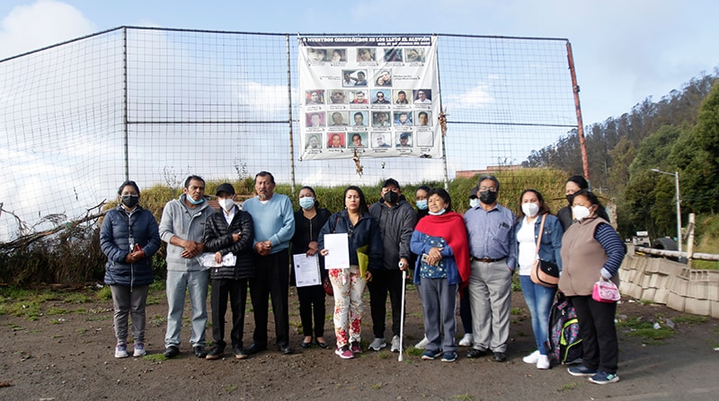 El Municipio de Quito les notificó a algunos moradores que no pueden continuar con la reconstrucción de la cancha porque no tienen los permisos. Los ciudadanos también denuncian que el Cabildo no ha cumplido con sus promesas. Foto: Carlos Noriega / EL COMERCIO