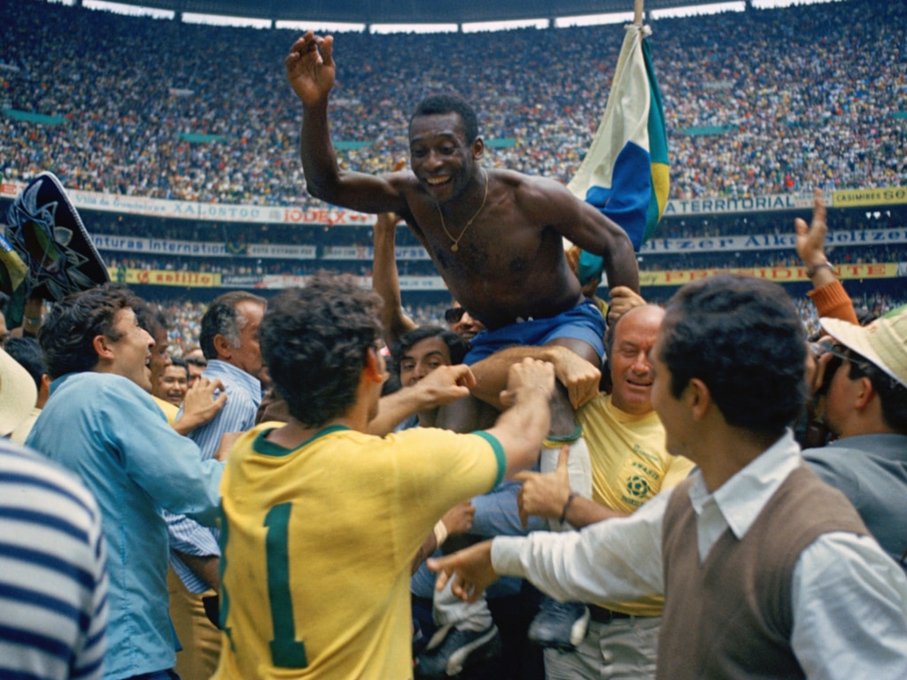 Pelé es levantado tras ganar su tercer Mundial, en México 1970.