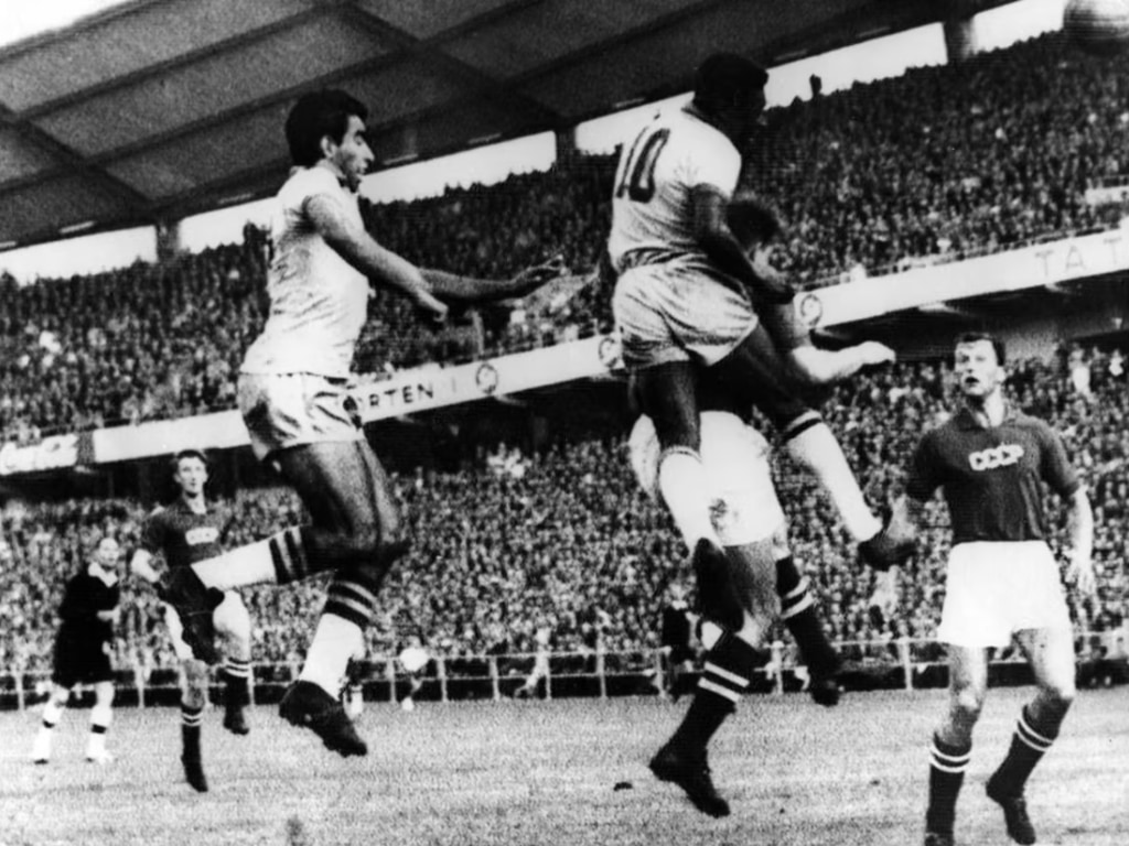 Pelé salta en el partido de Brasil y la URSS, en el Mundial de Suecia 1958.