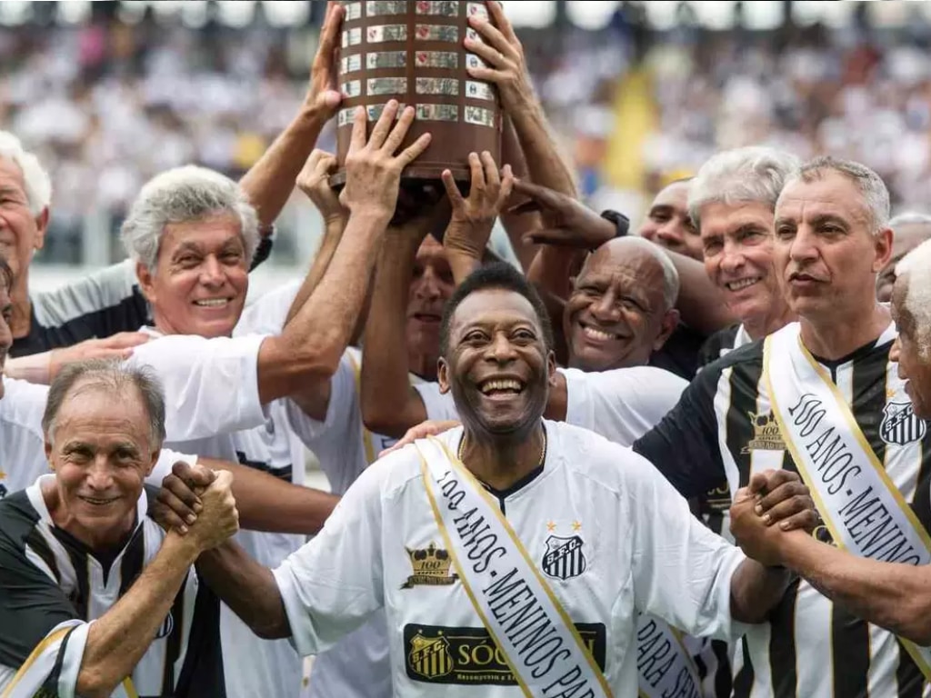 Pelé y sus compañeros campeones de Santos, en la Libertadores de 1962. La foto se la tomó en el 2020 por los 108 años del Santos.