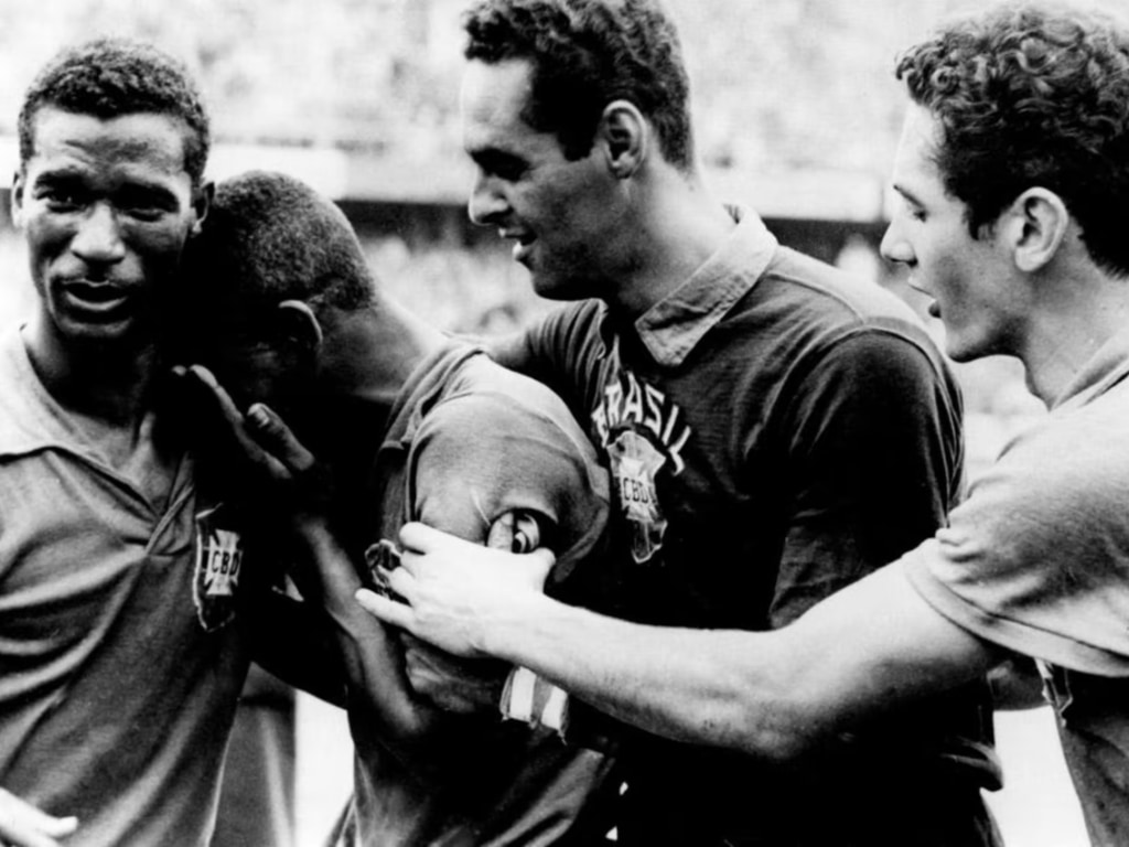 La icónica foto del llanto de Pelé, tras la final que ganaron 5-2 a Suecia.