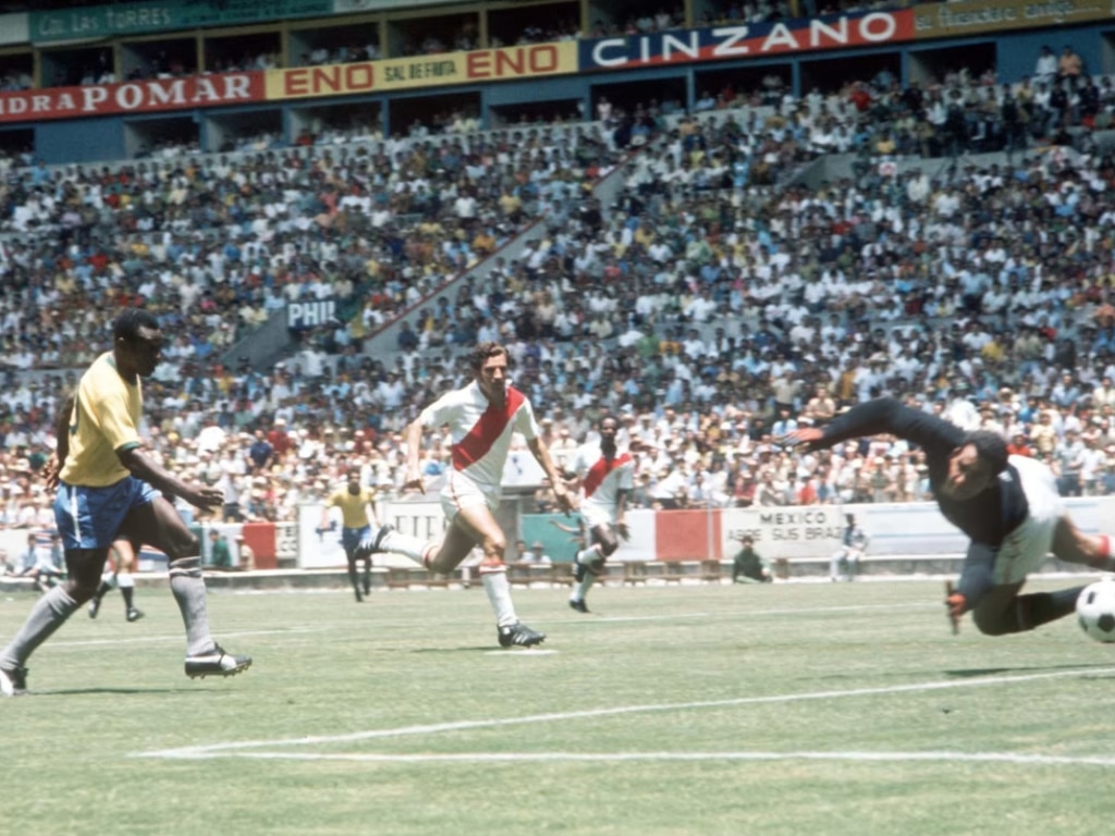 Pelé remata ante el golero Luis Rubinos, en cuartos de final de 1970.