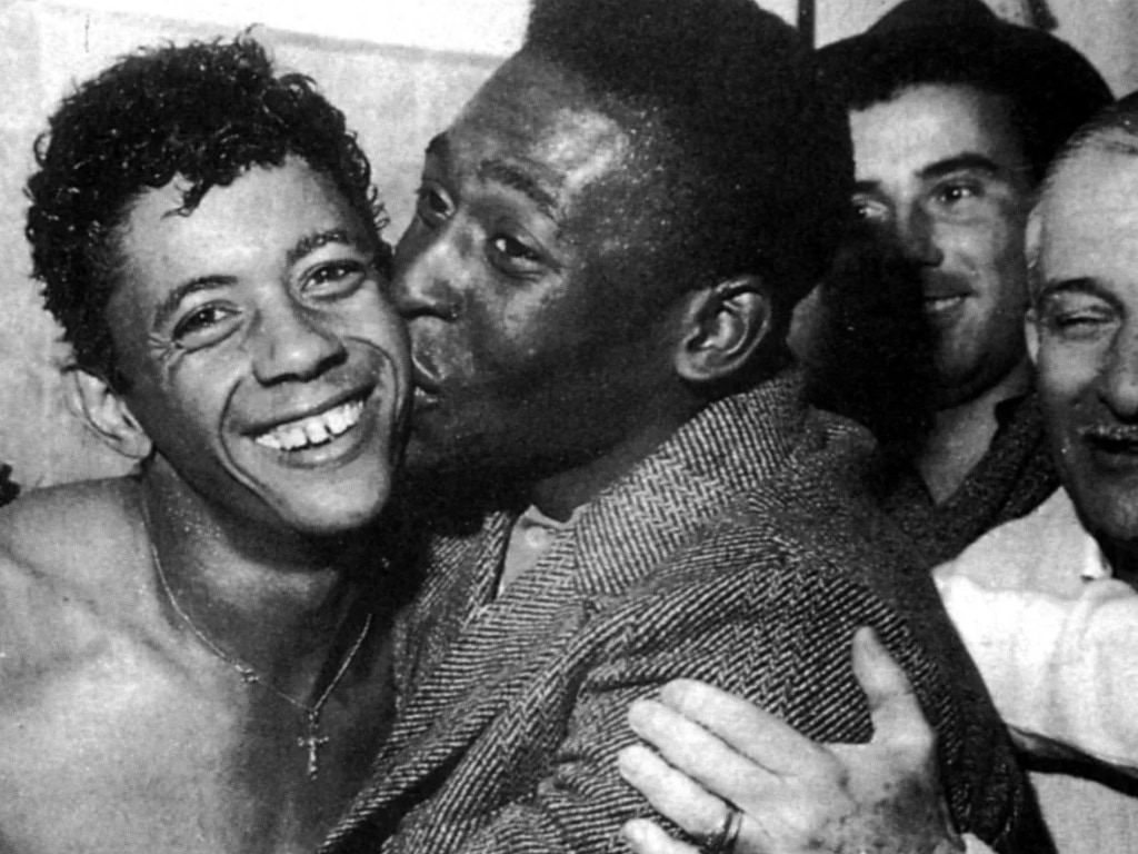Pelé besa a Amarildo, en Chile 1962.